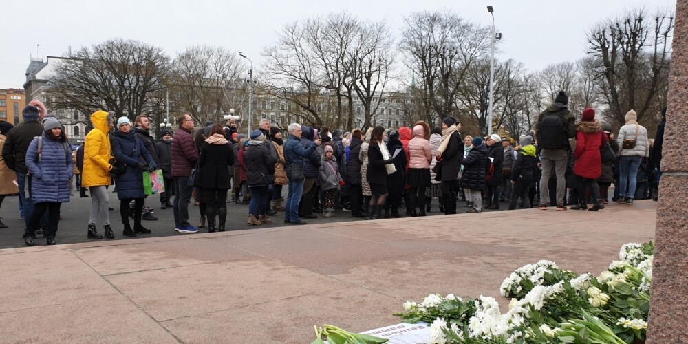 Сотни людей у памятника Свободы возложили белые цветы в поддержку Кристине Мисане