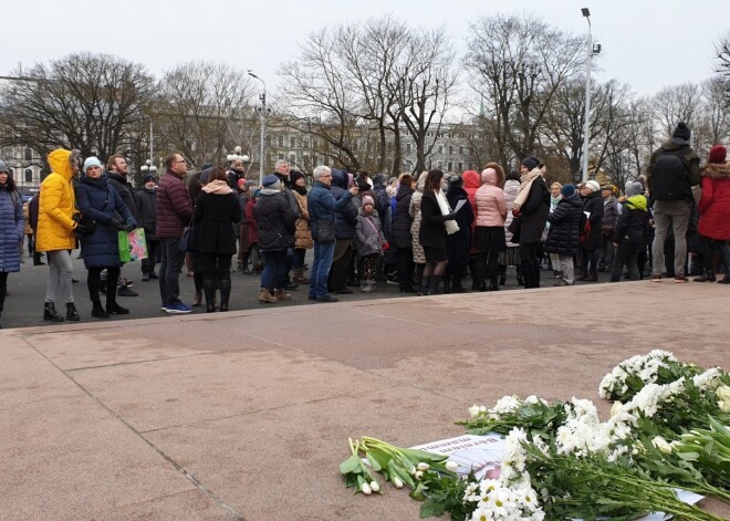 Сотни людей у памятника Свободы возложили белые цветы в поддержку Кристине Мисане