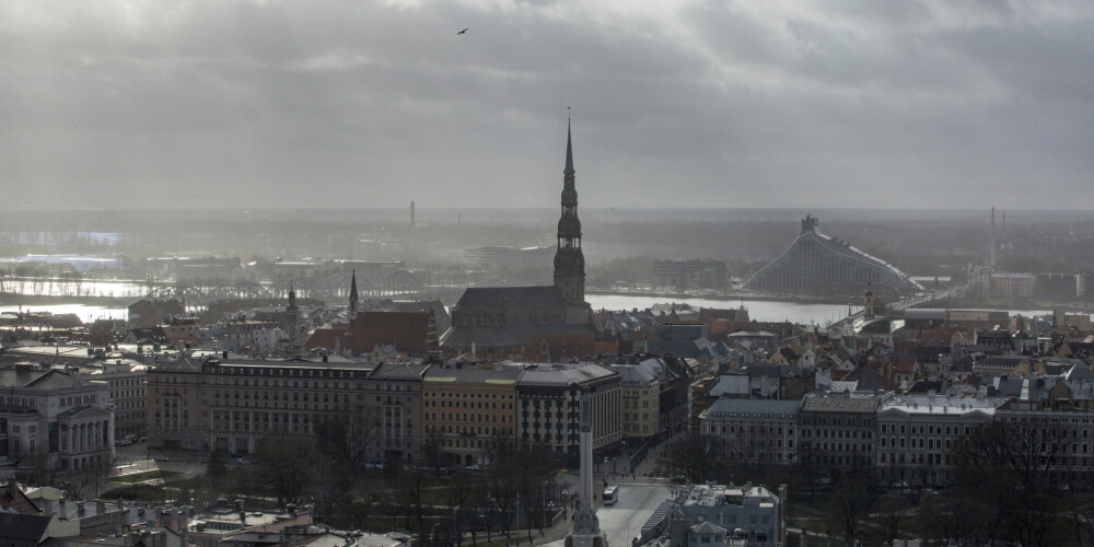 Jau sešos rītā Rīgā +12 grādu silts; vēja dēļ visā Latvijā spēkā brīdinājums