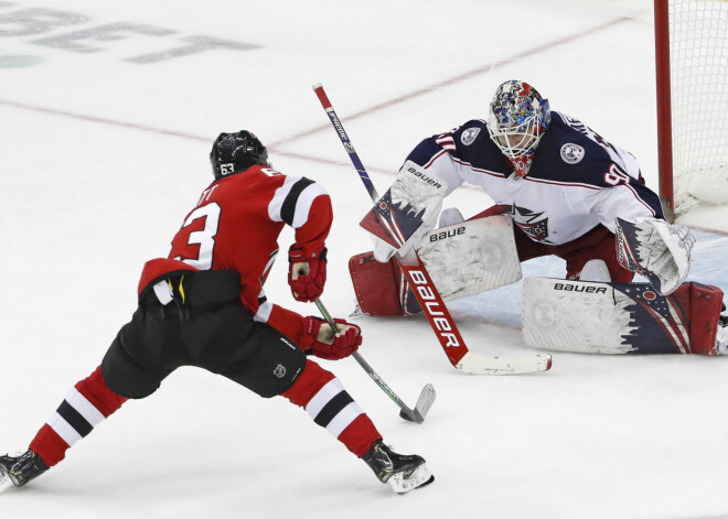 "Blue Jackets" ar Merzļikinu vārtos izlaiž divu "golu" pārsvaru un zaudē "bullīšos"; GIrgensonam uzvara pret "Maple Leafs"