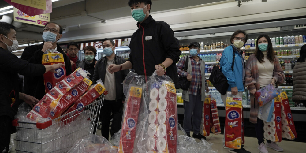 Bailēs no veikalu izpirkšanas, trīs vīrieši Ķīnā nozaguši 600 tualetes papīra ruļļus
