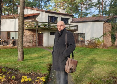 Tagad nekustamā īpašuma nodoklis Mežaparka mājai gadā ir četras reizes pa 666 eiro jeb 2664 eiro. Juris Dimiters neslēpj, ka nelielās pensijas – 130 eiro mēnesī – dēļ viņam pienāktos trūcīgās personas statuss, kas ļautu viņam piemērot krietni mazāku nekustamā īpašuma nodokli. Tomēr mantotais īpašums un ik pa laikam mātes pārdotās gleznas viņam vairs nesniedz šādu iespēju.