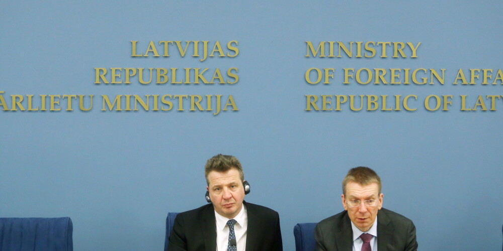 Latvijas ārlietu ministrs Edgars Rinkēvičs (no labās) un Islandes ārlietu ministrs Gudlaugirs Tours Tourdarsons preses konferences laikā Ārlietu ministrijā.