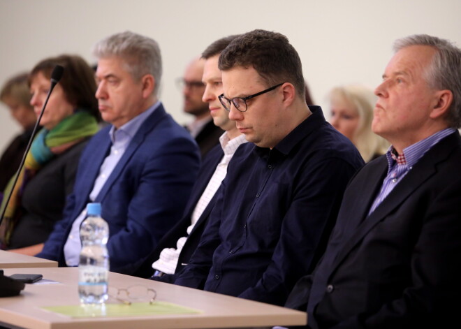 Apsūdzētais būvinženieris Ivars Sergets (vidū) sprieduma Zolitūdes traģēdijas krimināllietā nolasīšanas laikā Rīgas pilsētas Pārdaugavas tiesā, kura viņu atzina par vainīgu un piesprieda viņam sešu gadu cietumsodu, uz pieciem gadiem aizliedzot ieņemt amatu.