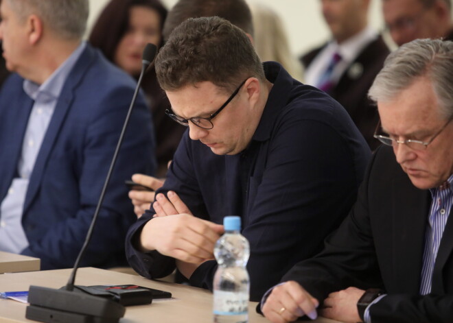 Apsūdzētais būvinženieris Ivars Sergets (vidū) sprieduma Zolitūdes traģēdijas krimināllietā nolasīšanas laikā Rīgas pilsētas Pārdaugavas tiesā, kura viņu atzina par vainīgu un piesprieda viņam sešu gadu cietumsodu, uz pieciem gadiem aizliedzot ieņemt amatu.