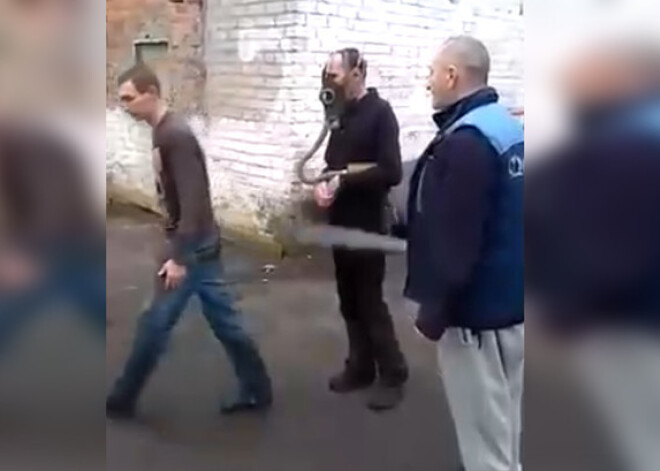 Видео: владелец автомойки издевался над рабочими, играя ими в солдатиков