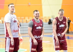 Mareks Mejeris (no kreisās), Rinalds Sirsniņš un Kristaps Dārgais Latvijas vīriešu basketbola valstsvienības atklātā treniņa laikā.