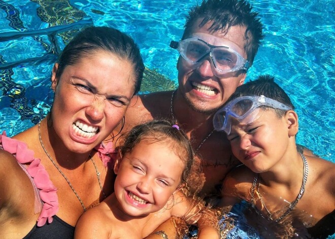 Агата Муцениеце поделилась новой фотосессией с детьми