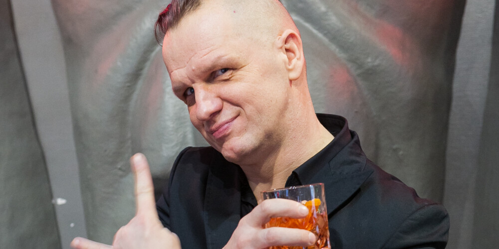 Es vienkārši esmu Juris Kaukulis, kas dzīvo savu dzīvi un spēlē grupā "Dzelzs vilks". Jūtos ļoti harmoniski tajā pasaulē, kurā dzīvoju."