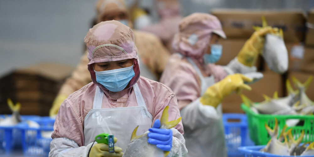 Ķīnā koronavīrusa upuru skaits pārsniedz 2000; pēdējo 24 stundu laikā miruši 136 cilvēki