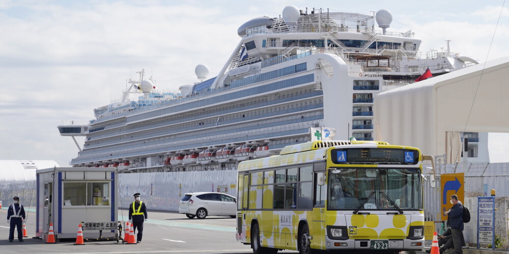 Pasažieri sāk atstāt kruīza kuģi Japānā, kur koronavīrusa dēļ tika noteikta karantīna