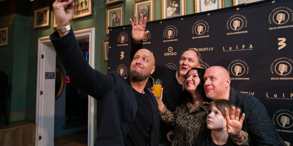 "Pienvedēja piedzīvojumi" mūzikas ierakstu balvas "Zelta mikrofons 2020" pasniegšanas ceremonijas ballītē bija priecīgi par iegūtu balvu kategorijā "Labākais roka vai metāla albums".