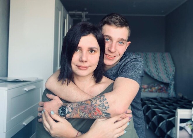 Блогер, усыновившая пятерых детей, сразу после развода сошлась с 20-летним пасынком