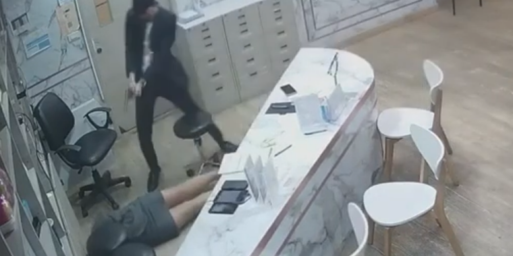 Шокирующее видео: Ревнивец расстрелял экс-жену в торговом центре через неделю после развода