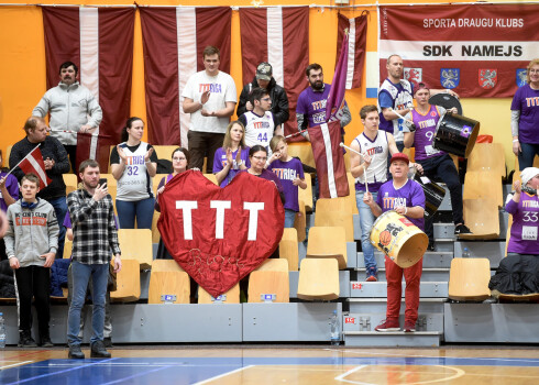 Latvijas sieviešu basketbola flagmanis "TTT Rīga" trešdien Rīgā Starptautiskās Basketbola federācijas (FIBA) Eirolīgas grupu turnīra priekšpēdējā spēlē labi aizvadīja pirmo puslaiku, taču piekāpās Latvijas valstsvienības bijušā galvenā trenera Georga Dikeulaka trenētajai Orenburgas "Nadežda".