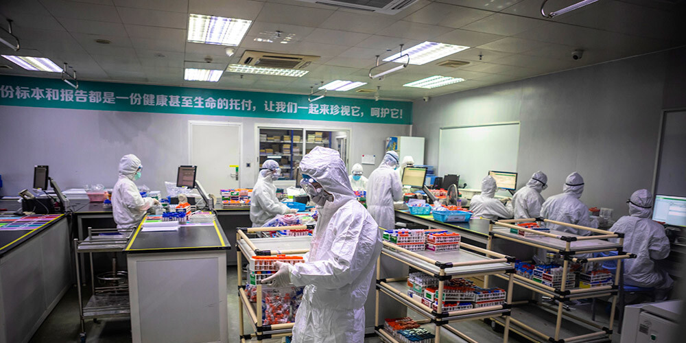 Ķīnā no koronavīrusa miruši 2118 cilvēki; infekcijas gadījumu skaita pieaugums ievērojami sarucis