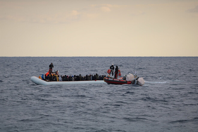 Labdarības organizācijas kuģa "Ocean Viking" apkalpe glābj jūrā dreifējošos migrantus.