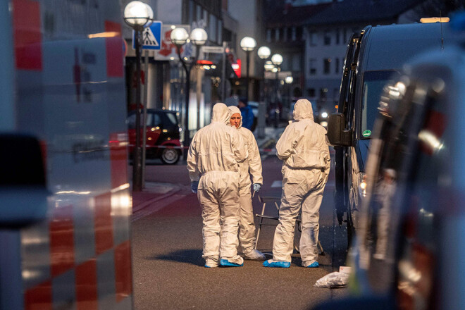 Kriminālistikas speciālisti pie viena no bāriem, kur notika nāvejošā apšaude.