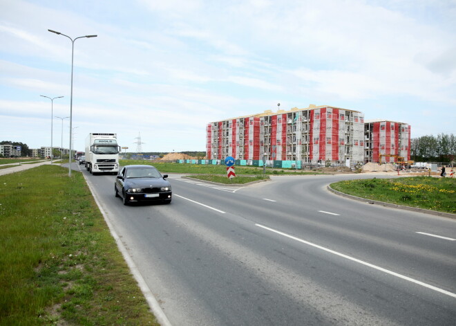 Dreiliņos ar auto nāvējoši notriekts velosipēdists