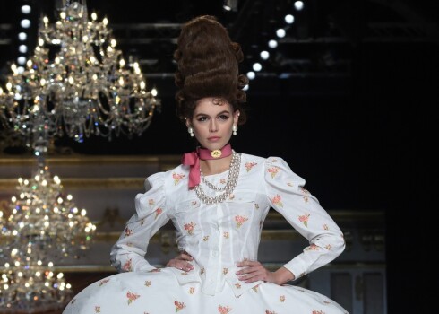 Kūku šiks, karaliski silueti un revolūcijas gaidas: "Moschino" izrāda jaunāko tērpu kolekciju
