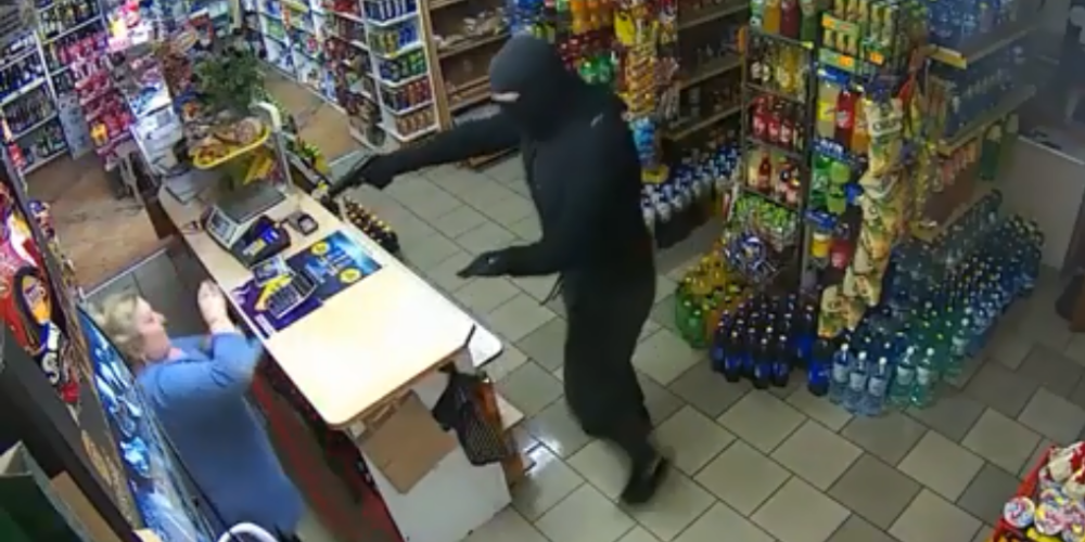 VIDEO: poļu veikalniece ar slapju grīdas lupatu atvaira bruņotu laupītāju