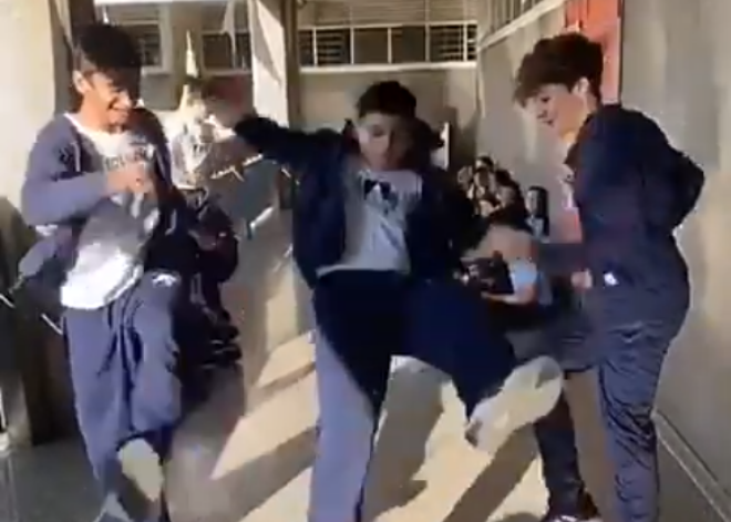 «Берегите своих детей!»: родительские чаты всего мира взрывает видео с опасной игрой подростков