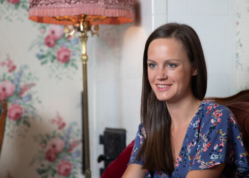 Laura aprēķināja, ka, ēdot šo sautējumu ar valriekstiem 2 reizes mēnesī, gada laikā Grēviņu ģimene ietaupītu 40 eiro, kurus savukārt var gudri investēt aviobiļetē turp un atpakaļ uz Londonu!