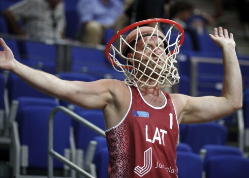Latvijas basketbolisti pēc pirmā puslaika uzvar Bosniju un Hercegovinu