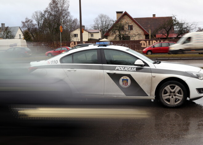 Policija pastiprināti uzrauga ceļa posmu pie Vārves