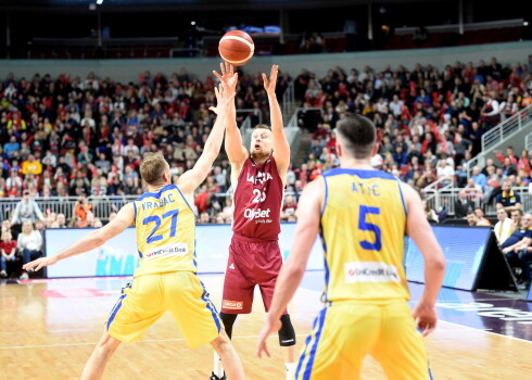 Latvijas vīriešu basketbola izlases spēlētājs Mārcis Laksa (nr.25, sarkanā tērpā) FIBA "Eurobasket 2021" kvalifikācijas spēle basketbolā vīriešiem starp Latvijas un Bosnijas un Hercogovinas komandām ''Arēnā Rīga''.