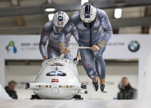 Latvijas bobsleja pilota Oskara Ķibermaņa divnieku ekipāža startā.