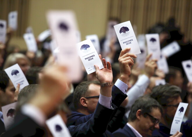 Jaunās konservatīvās partijas biedri apliecina uzticību esošajai vadībai