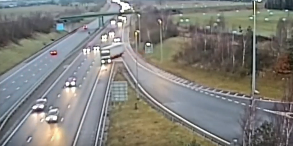 VIDEO: kravas auto šoferis Lielbritānijā veic bīstamu manevru, par kuru vēlāk saņem cietumsodu