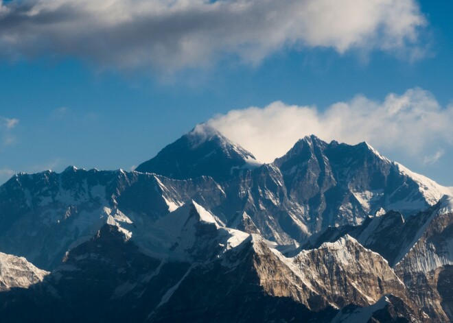 Nepāliešu šerpas mēģinās uzkāpt Everestā 5 dienu laikā brutālos ziemas apstākļos