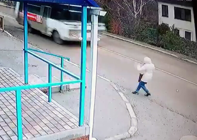VIDEO: Krievijā sieviete brīnumainā kārtā nepakļūst zem autobusa riteņiem