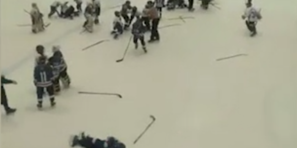 VIDEO: desmitgadnieku hokeja turnīrs Krievijā noslēdzas ar masveida kautiņu
