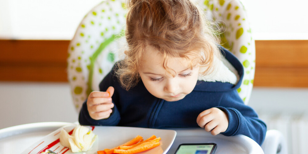Kā atradināt bērnu no mobilo ierīču lietošanas ēšanas laikā