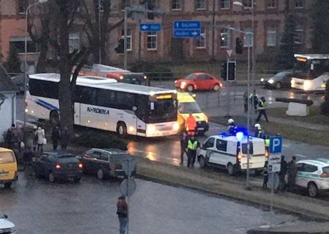 Par traģēdiju Iecavā, kur zem autobusa pakļuva un mira zēns, uzsākts kriminālprocess