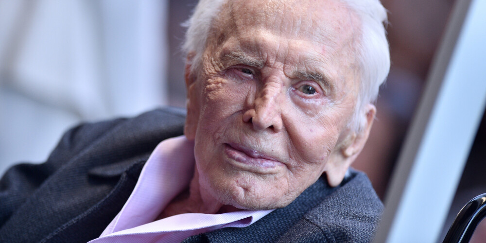 Kērks Duglass visu mūžu rūpējies par dzīves pabērniem.