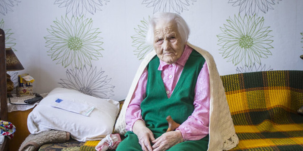 Deviņi bērni, 25 mazbērni, 15 mazmazbērni - Liepājā sumināta 106 gadus veca kundze