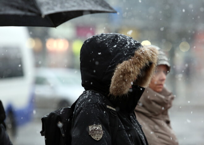 Naktī visā valstī gaisa temperatūra pazeminājusies zem nulles; daudzviet apledojuši autoceļi