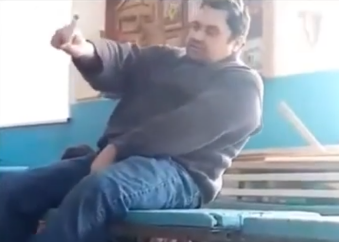 Дети сняли на видео, как пьяный учитель упал с парты