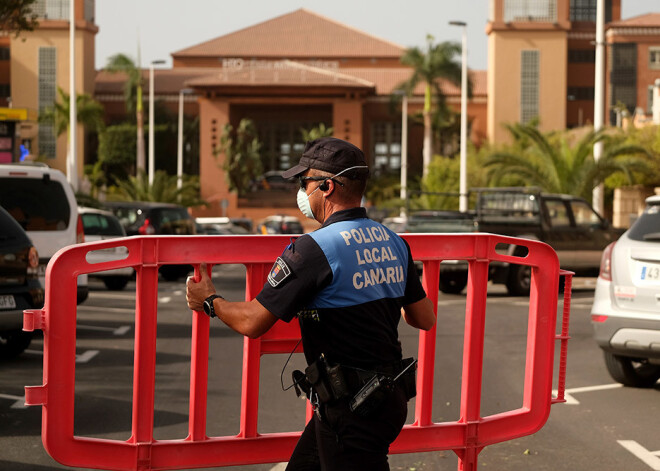 Tenerifē, kur viesnīcā izolēti simtiem tūristu, atrodas arī divi Latvijas valstspiederīgie