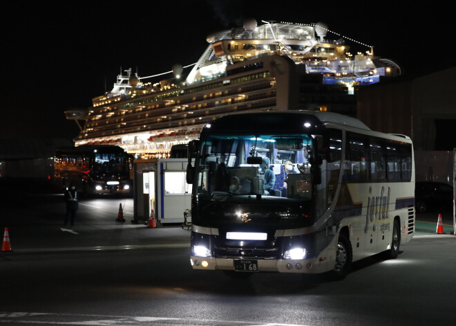 Vairākiem desmitiem pārbaudīto pasažieru pēc nokāpšanas no kuģa "Diamond Princess" parādījušies koronavīrusa simptomi