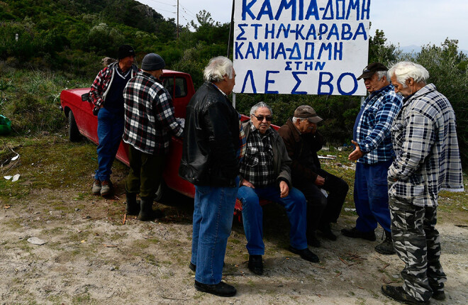 Lesbas salas iedzīvotāji protestē pret jaunu migrantu nometņu celtniecību.