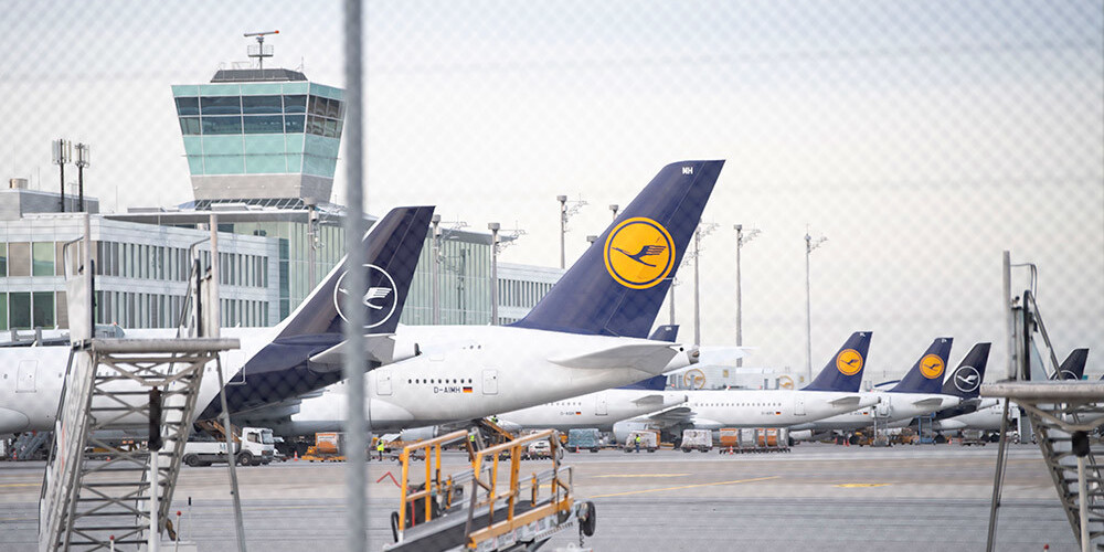 Koronavīrusa izplatības dēļ "Lufthansa" apturēs jaunu darbinieku algošanu un samazinās izdevumus