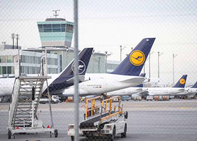 Koronavīrusa izplatības dēļ "Lufthansa" apturēs jaunu darbinieku algošanu un samazinās izdevumus