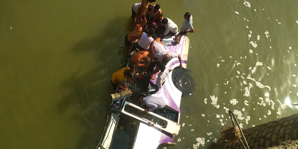 No tilta Indijā upē iekritis autobuss ar kāziniekiem, noslīkuši 24 cilvēki