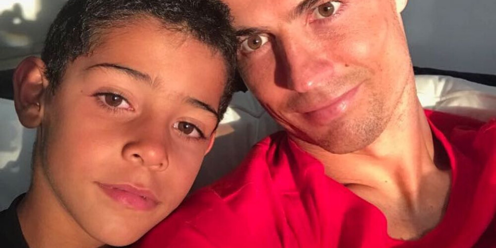 Krištianu Ronaldu ar vecāko dēlu Krištianu Ronaldu junioru.