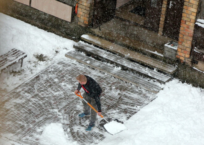 Ceturtdien līdz plkst.11 sniega segas biezums Alūksnē pieaudzis no viena līdz 16 centimetriem, liecina Latvijas Vides, ģeoloģijas un meteoroloģijas centra operatīvā informācija.